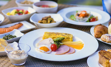 沖縄食材を使った約60種類の朝食