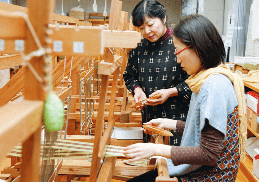 『久米島紬』の染め織り体験